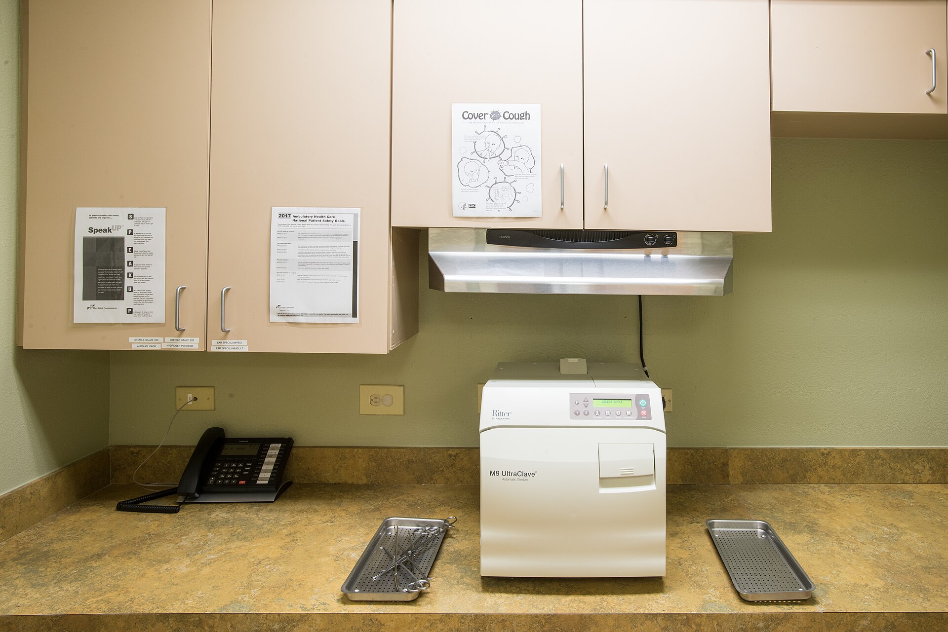 What Is Urgent Care? What It Treats and When to Use It 1 Equipment inside a walk-in clinic treatment room